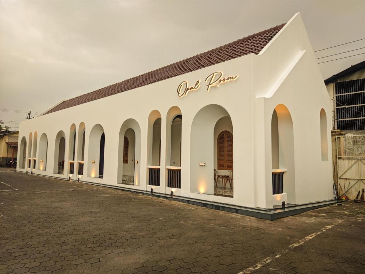 Hotel Besar Пурвокерто Экстерьер фото